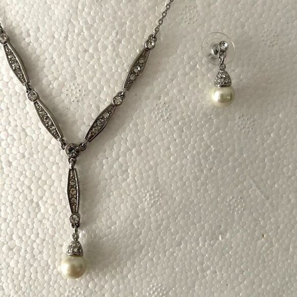 Silver-Tone Rhinestones & Faux Pearl Adjustable Necklace And Drop Earrings‎ Set - Picture 1 of 2
